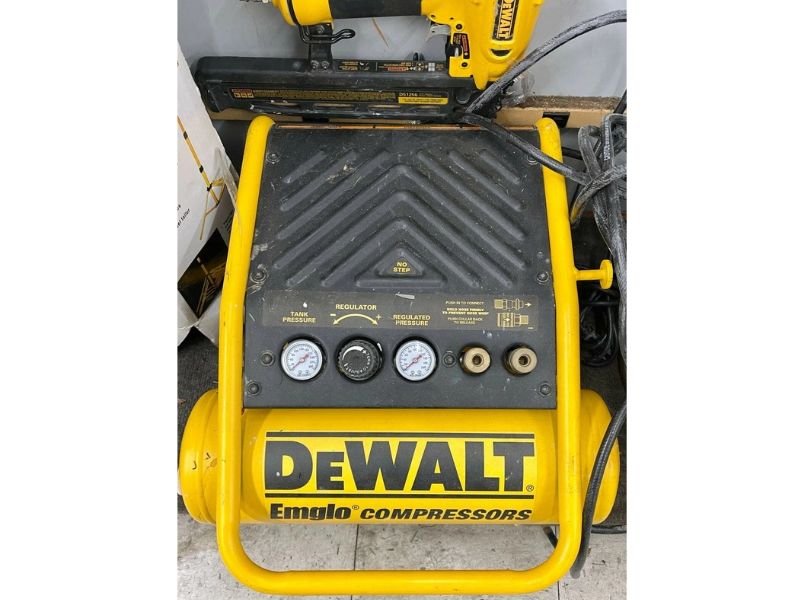 2-Gallon Tank and 150 PSI Maximum Pressure. One of the strongest features of the DEWALT D55141R air compressor is its ability to store air at up to 150 PSI despite having only a 2-gallon tank.