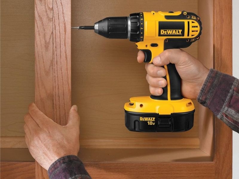 Performance for Driving Screws. Screwdriving is another area where the DC720KA's design works well.